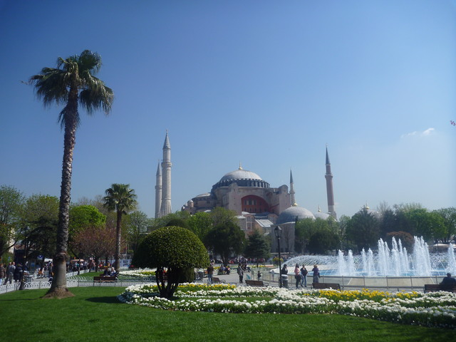 Площадь Султанахмет, вид на Святую Софию (Айя-Софию)