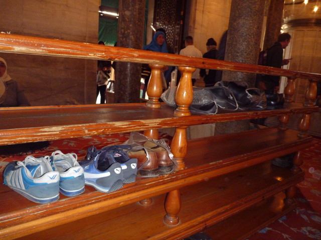 в Голубой мечети все разуваются и ставят обувь на полки