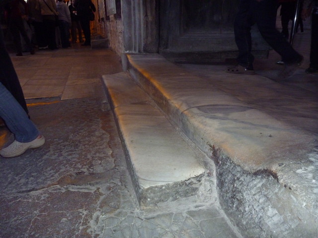 ступени собора "слизались" за несколько столетий