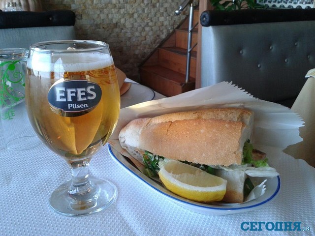 самое популярное турецкое пиво – Эфес – и балык экмек (хлеб с рыбой)