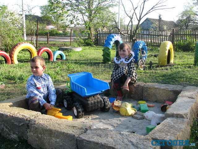 Самодельная песочница. Здесь дети проводят все время, игрушки берегут – их не так и много. Фото: Ю.Ладновой 