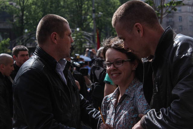 Девушка, похоже, не очень расстроена тем, что попадет в милицию<br />
Фото: Алексей Темченко