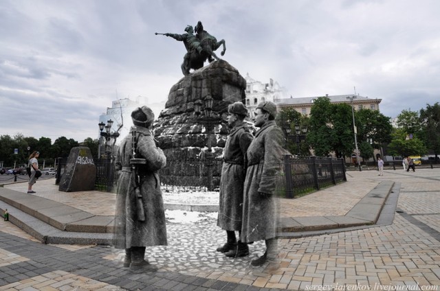 Киев 1943/2012 Воины-освободители у памятника Богдану Хмельницкому.