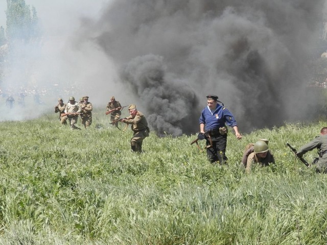 Засада. Бой в самом разгаре. Под прикрытием артиллерии морская пехота атакует врага. Фото: dumskaya.net