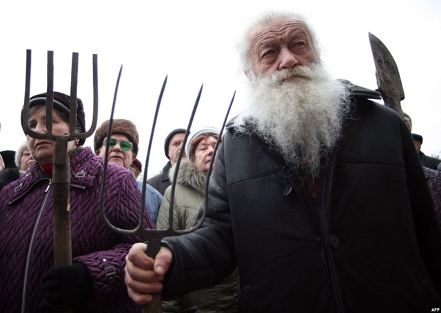 Митинг. Пенсионеры с вилами и лопатами пикетируют Донецкую обладминистрацию