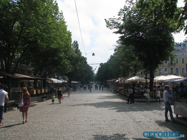 В сезон на центральных улицах Одессы ходить можно только по проезжей части. Фото: А. Жуков<br />
