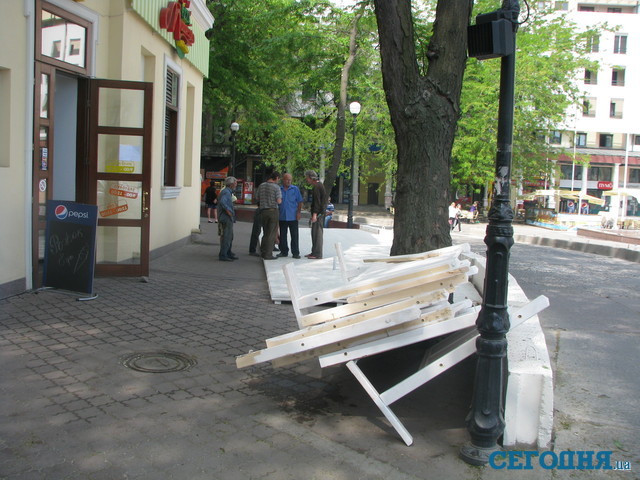 После жалоб муниципалитет демонтировал летнюю площадку кафе. Фото: А. Жуков
