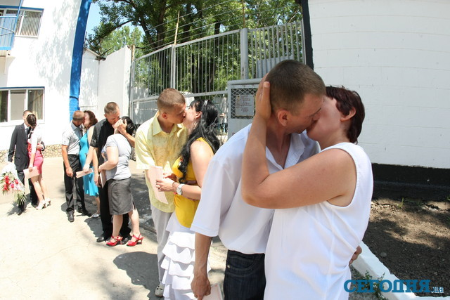 Узы любви. Массовый поцелуй у решетки жилого барака вызвал огромную зависть у других заключенных. Фото: Я. Ткаченко