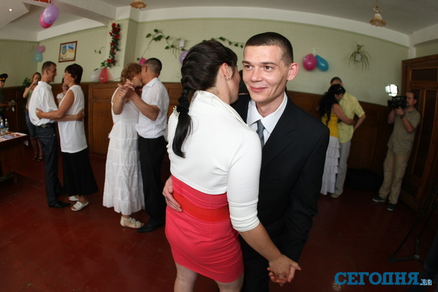 Первый танец. Новобрачные вальсировали как могли. Фото: Я. Ткаченко