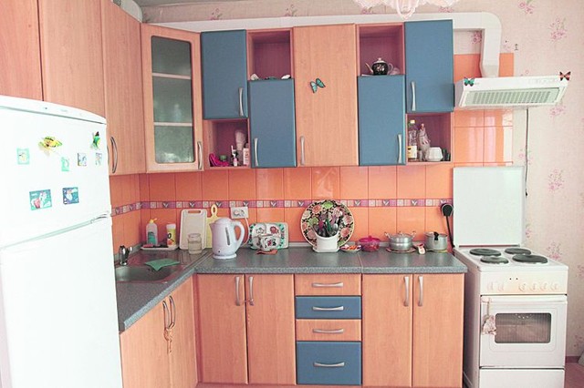 Кухня. На каждую женщину — шкафчик и полочка в холодильнике | Фото: Анастасия Искрицкая