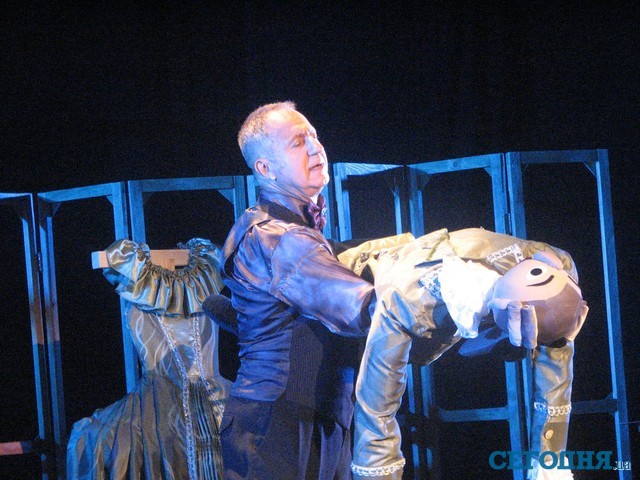 В танце. Юрий Невгамонный кружится вместе с супругом-куклой. Фото: И. Квасивка