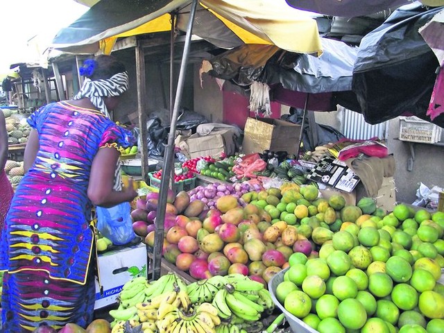 Уличный базарчик. Овощи, зелень, фрукты, и самый сладкий плод — манго