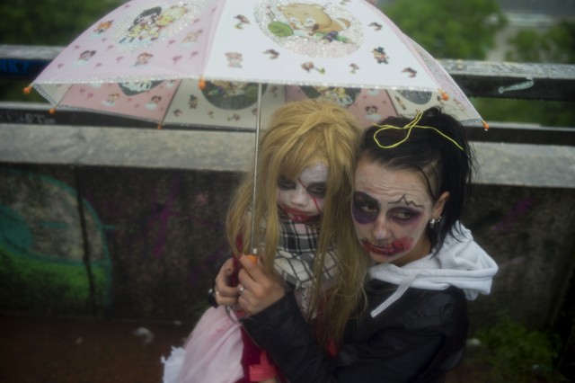 Толпы живых мертвецов наводнили Прагу, фото AFP