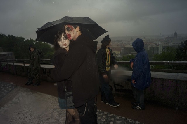 Толпы живых мертвецов наводнили Прагу, фото AFP