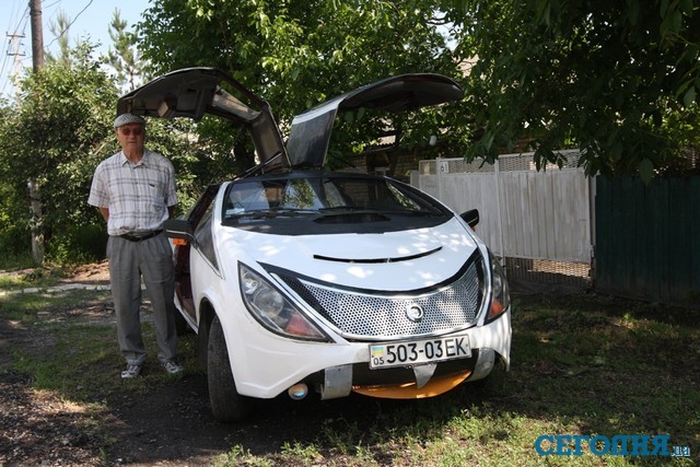Пенсионер Виктор Филоненко свой суперавтомобиль модернизирует изо дня в день. Фото: А. Глушков