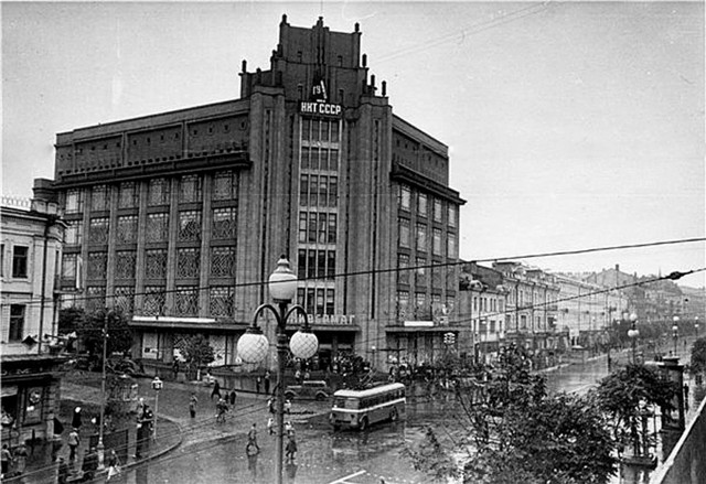1939 год. В этом году здание универмага Наркомата торговли СССР было построено. Правда от первоначального замысла, где не было 