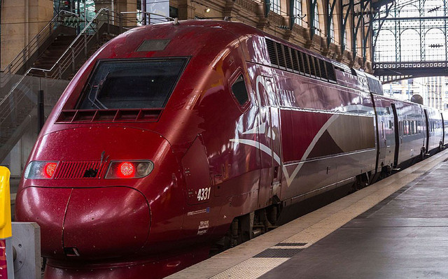 Thalys – европейский поезд, доставляющий пассажиров из Брюсселя в Париж за полтора часа. Такой же поезд ходит между Кельном и Амстердамом. Скорость: 300 км/час.