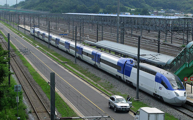 Южнокорейский поезд, произведенный концерном Hyundai. Летает между Сеулом и Пусаном. Скорость: 305 км/час.
