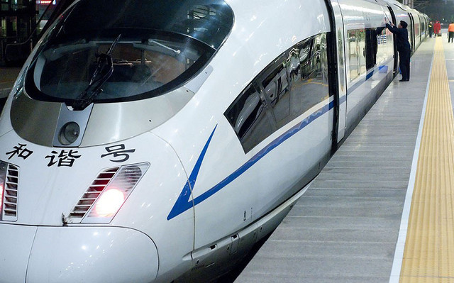 Поезд из Пекина в Тяньцзинь идет всего полчаса. Линия открыта в 2008 году. Максимальная скорость: 360 км/час.