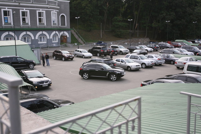 Парковка возле стадиона. Фото: Ю.Кузнецов