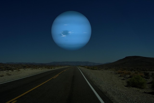Нептун, голубой шар придал бы ночному небу голубое свечение. Он больше Луны в 14 раз