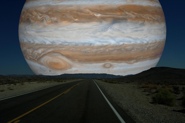 Юпитер, занял бы огромное пространство ночного неба, его размеры поистине впечатляют. Он в 40 раз больше Луны