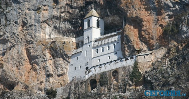 Монастырь Острог. Высечен в скале 