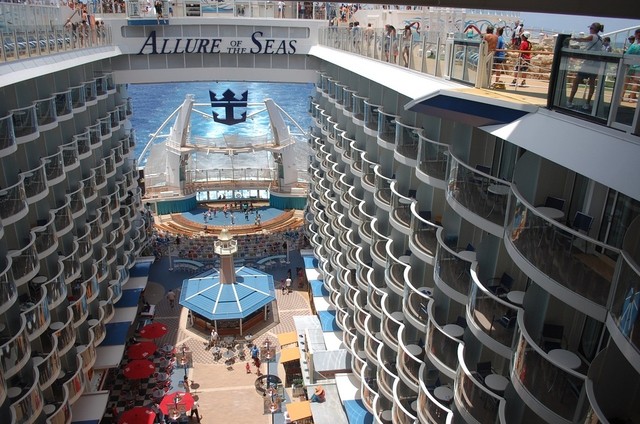 Лайнер "Allure of the Seas" имеет 16 палуб, 2700 кают и может принять на борт 6300 пассажиров и 3000 членов экипажа