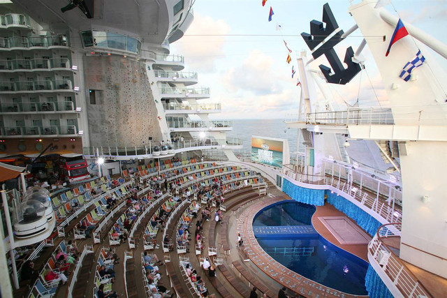На борту "Oasis of the Seas" гостям предложен широкий спектр развлечений: скалодром, имитатор серфинга, настоящий ледовый каток, а также акватеатр – водная площадка для акробатов и синхронных пловцов, и театр на 1380 зрителей, где еженедельно демонстрируются три великолепных шоу в четыре смены