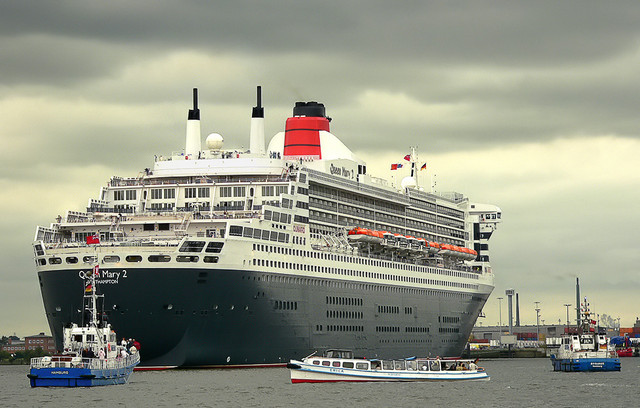 Экипаж Queen Mary 2 состоит из 1.254 человека, пассажиров лайнер способен вместить 2.620 человек 