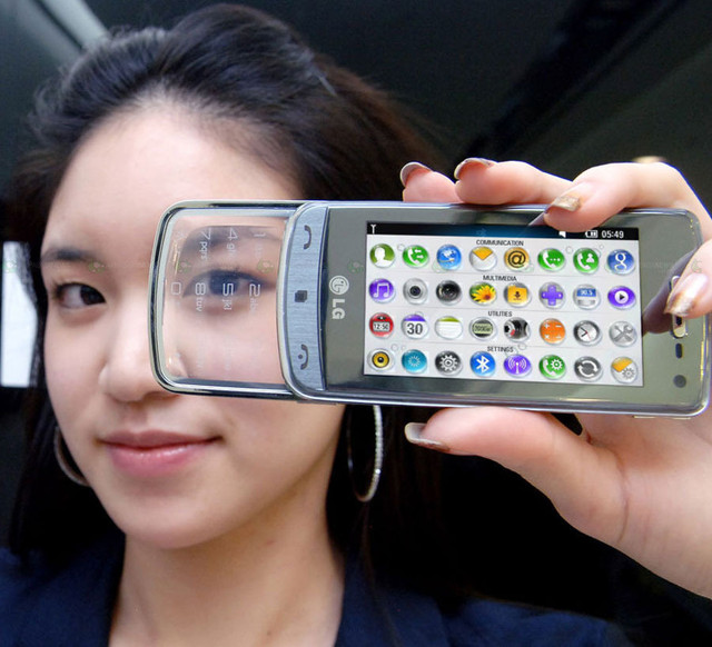GD900 Glass Phone. Этот прозрачный телефон в отличие от многих своих собратьев, которые так и остались на уровне концептов, уже прошел все тесты и появился в ряде магазинов в Азии