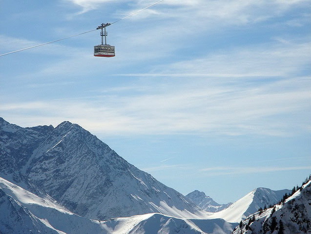 Канатная дорога, ведущая на вершину горы Hoher Kasten, Швейцария. Эта гора, на вершину которой можно попасть, воспользовавшись канатной дорогой, идущей от Брюлизау, расположена в зоне Альпштейн. В мае 2008 года на вершине горы открылся новый вращающийся ресторан