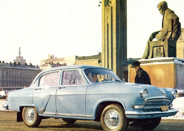 Рекламный снимок той же машины на фоне вокзала в Хельсинки. Эта машина была "гвоздём" советского автостенда на Всемирной выставке в Брюсселе 1958 г., получившего Гран-при. Её там называли ласково "русский танк на колёсах"