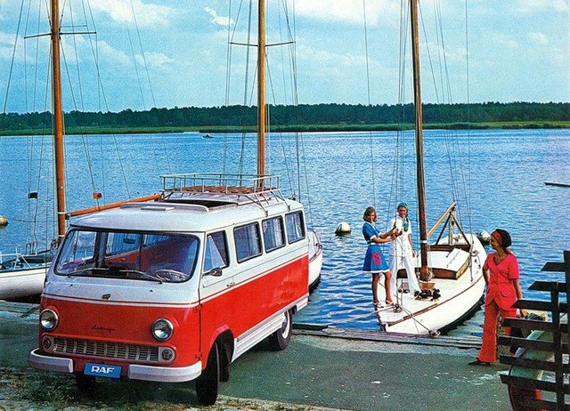 Первый микроавтобус РАФ-977 (Латвия,1959-1976 гг.) очень смахивал на свой аналог марки "Фольксваген"