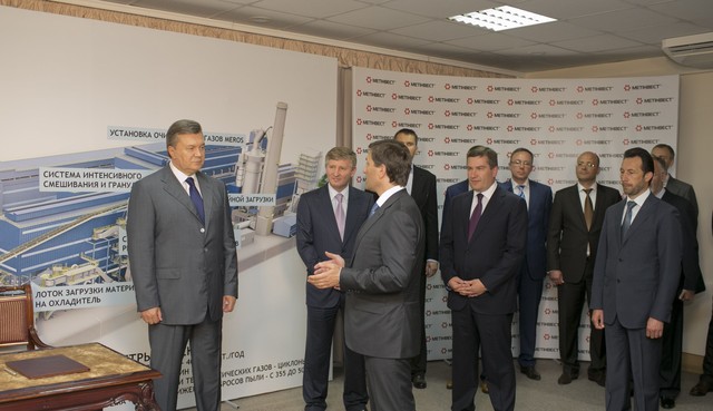 Виктор Янукович во время презентации проекта обсудил перспективы снижения вредных выбросов с металлургами. Фото: president.gov.ua