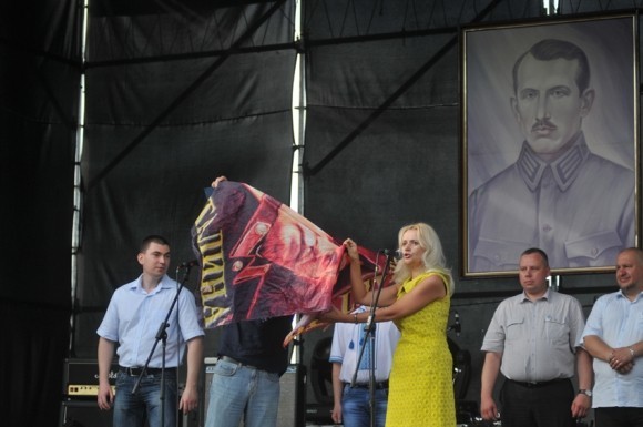 Фарион торжественно и под аплодисменты растоптала флаг со Сталиным, фото Павел Паламарчук, Гал-инфо