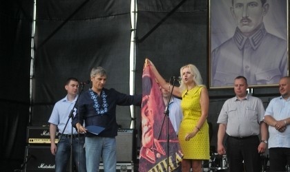 Фарион торжественно и под аплодисменты растоптала флаг со Сталиным, фото Павел Паламарчук, Гал-инфо