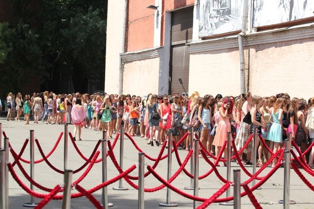 Перед павильоном. На жаре собралось около пятиста девушек, жаждущих всенародной любви | Фото: Анастасия Искрицкая