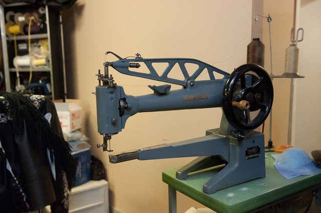 Швейная машинка по имени Виктор<br /><br />
Труппа возит с собой 4 швейных машинки. Самой старой из них уже более 100 лет. У нее есть даже имя: машинку марки 