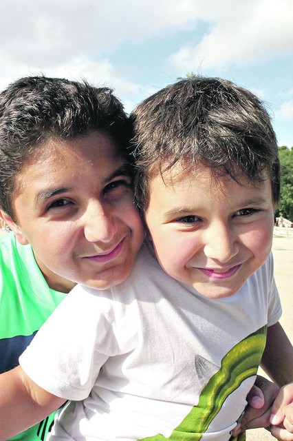 Младший сын Артем (справа) в 10 лет уже говорит на 6 языках. Все учил по папиной методике