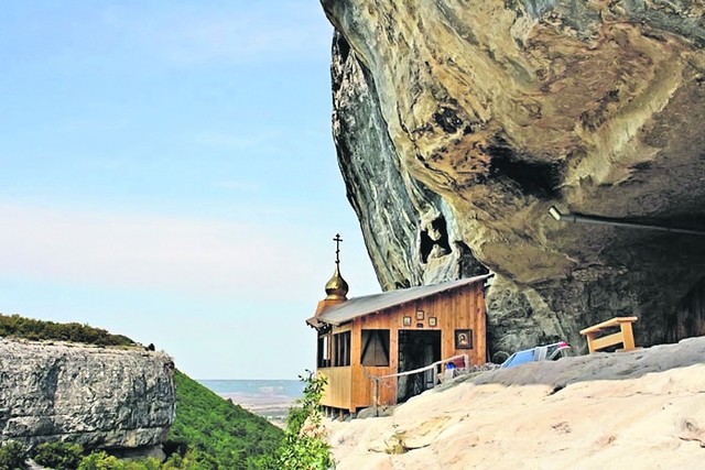 Челтер-Коба. Действующий мужской пещерный Свято-Федоровский монастырь. В нем живет всего несколько монахов. Фотографировать их запрещено