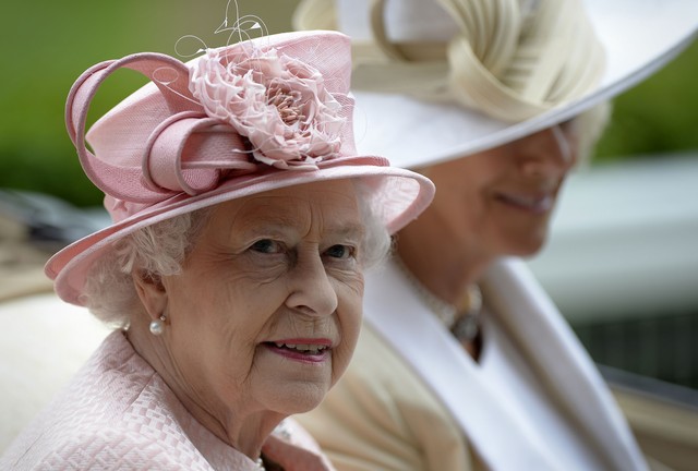Королева Елизавета ІІ. Британцы делают ставки на то, какого цвета и фасона будет ее шляпа