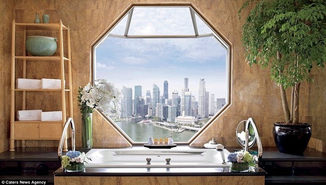 Из ванной отеля Ritz-Carlton в Сингапуре можно любоваться панорамой города и заливом Марина