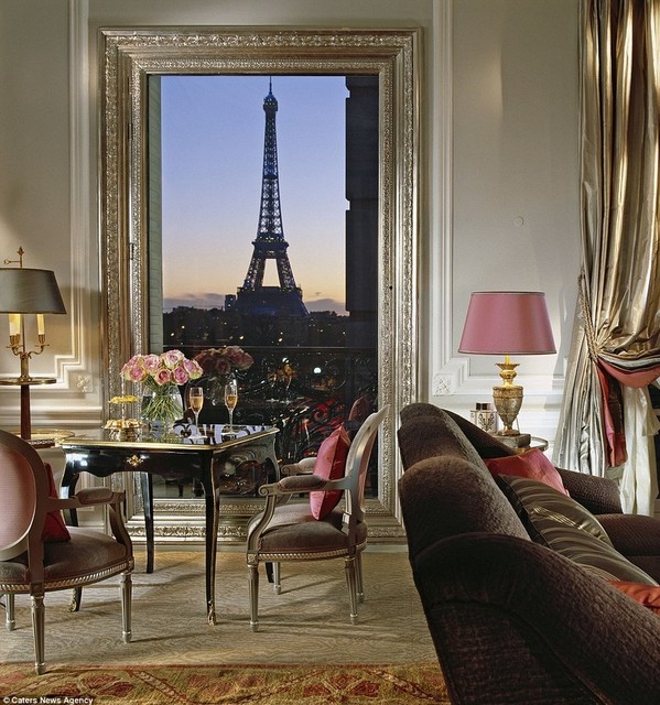 Из номеров люкс пятизвездочной гостиницы Plaza Athenee в Париже открывается один из лучших видов на Эйфелеву башню