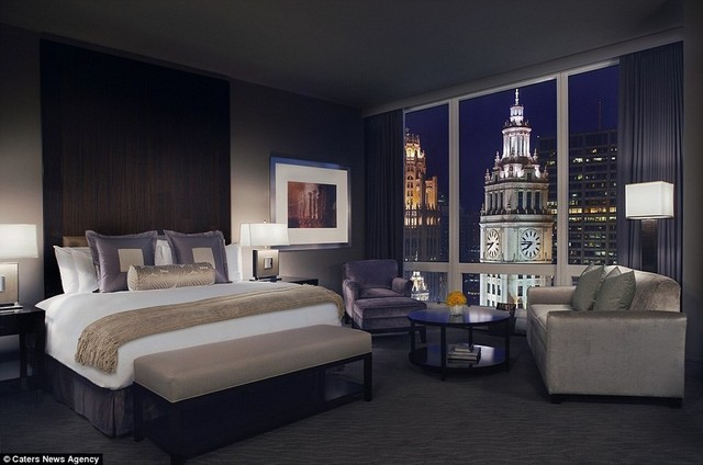 Из лучших комнат пятизвездочного Trump Hotel в Чикаго открывается обзор на башню с часами Wrigley Building