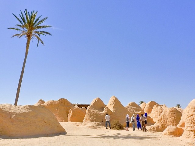 7. Кебили, Тунис – 55 градусов  <br />
Город Кебили – одно из самых жарких мест тунисской Сахары. Здесь температура поднимается до + 55 градусов (ночью может упасть ниже нуля). Сирокко гонит горячий воздух из пустыни на север. Сильные ветры дуют по 120 дней в году. Кебили нередко называют страной Фата Моргана. Когда температура поднимается выше 30 градусов, на поверхности озера начинают появляться миражи. Правда, воздух при этом должен быть достаточно чистым. Мелкие песчинки, поднятые ветром, могут помешать возникновению этого удивительного зрелища.