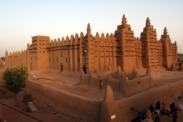 8. Тимбукту, Мали – 54,5 градуса  <br />
Еще один город из Списка всемирного наследия ЮНЕСКО, Тимбукту, находится на южной окраине пустыни Сахара в Мали, Западная Африка. Главное для путешественников – не планировать поездку на май, когда средняя температура составляет 43 градуса. Исследования журнала 