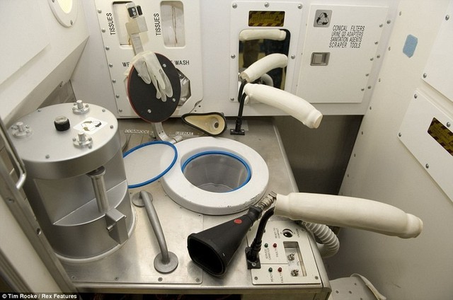 Зайдя в один токийский туалет можно напугаться. Потому что он полностью подражает клозетам, которыми пользуются космонавты в своих долгих миссиях.