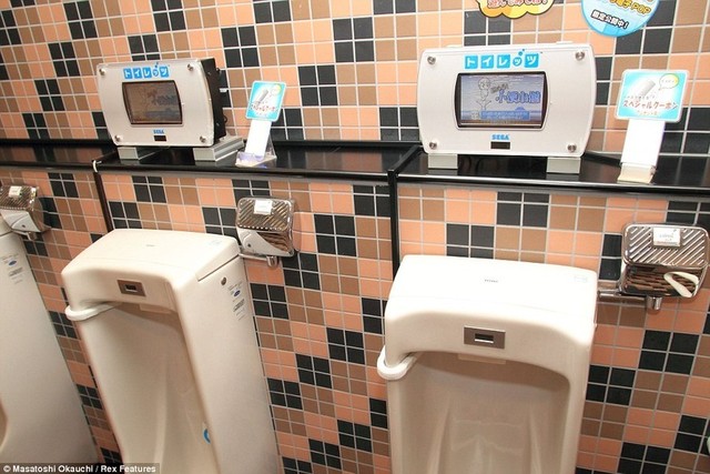 В Токио есть и другой забавный туалет. Справляя нужду в писсуар, можно поиграть в видеоигры. 