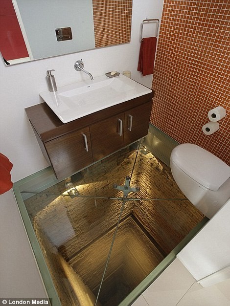 Возможность испражнится практически с высокой колокольни дает туалет, расположенный наверху 15-этажного пентхауса PPDG в мексиканском городе Гвадалахаре. Туалет был построен над открытой шахтой лифта, в которую можно смотреть сквозь прозрачный пол.